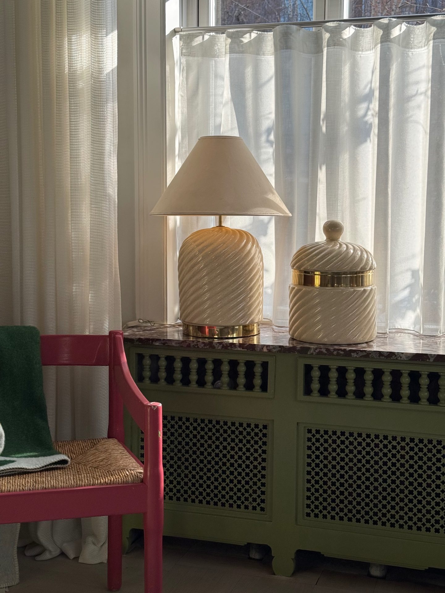 Cream swirled ceramic Tommaso Barbi style table lamp with a brass base, next to a matching lidded jar